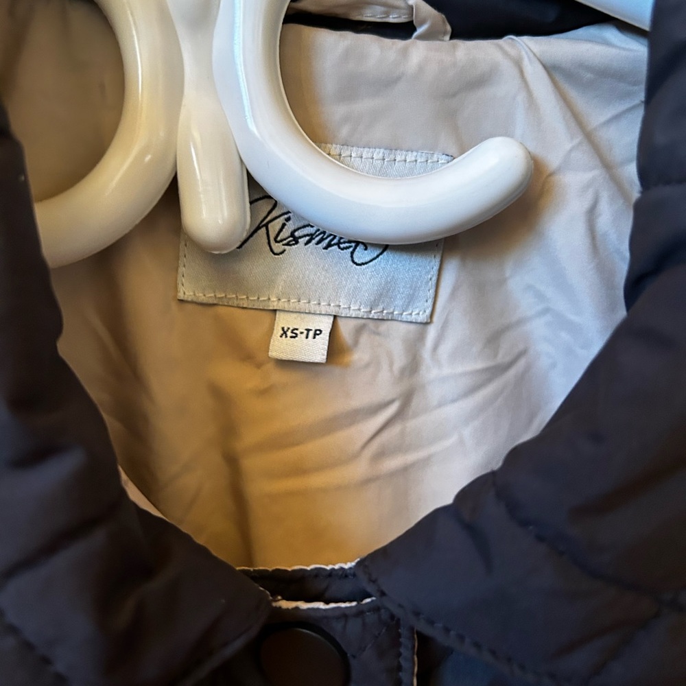 Black and beige quilted shacket from Bootlegger - Picture 2 of 3